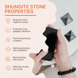 Pyramide shungite sur bureau pour ambiance calme Karelian Heritage