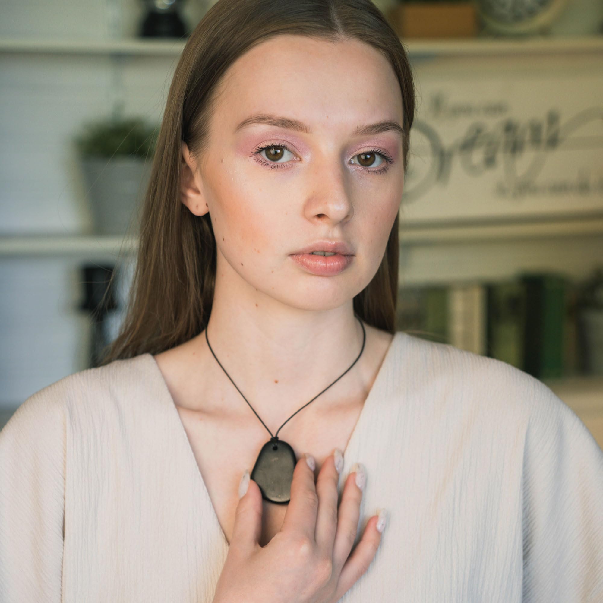 Karelian Heritage texture naturelle noire, allure moderne et discrète.