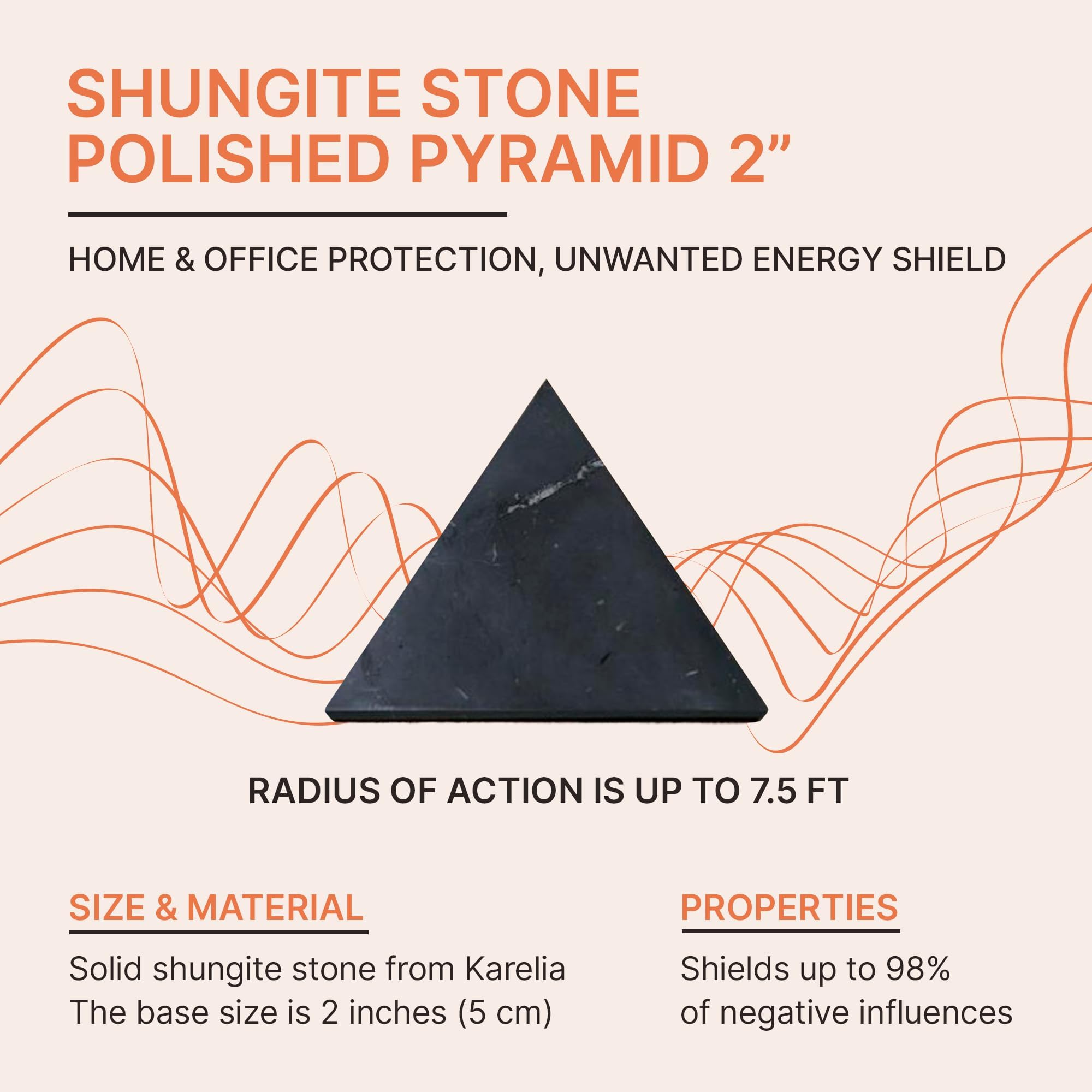 Détail surface noire de la pyramide Shungite Karelian Heritage avec veines dorées naturelles.