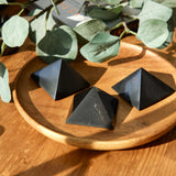 Pyramide Shungite en emballage d'origine Karelian Heritage, achat authentique.