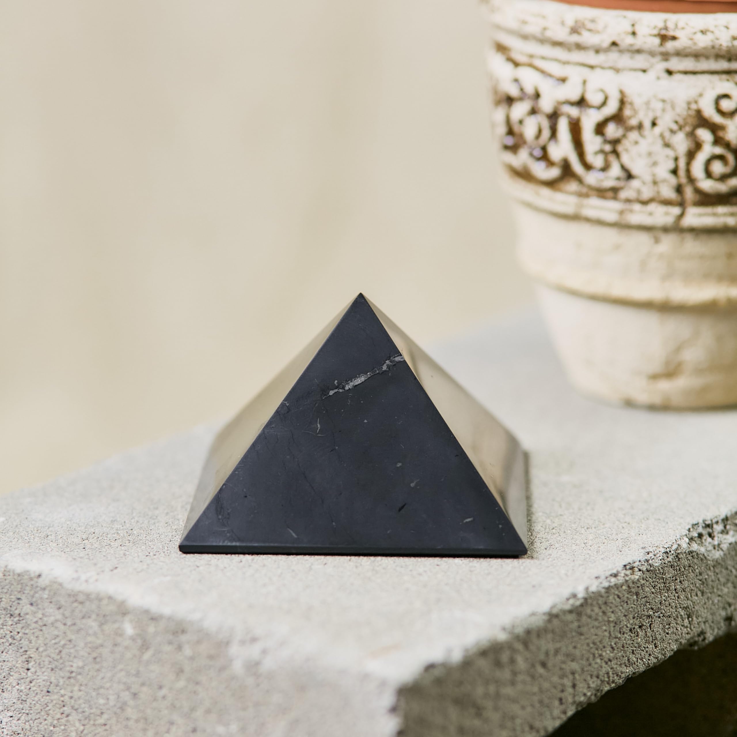 Veines dorées sur pyramide Shungite Karelian Heritage, allure naturelle et distinctive.