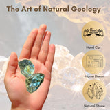 Karma Gems Labradorite, gros plan; éclats irisés et détails de la pierre brute