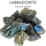 Karma Gems Labradorite, pierre brute; irisements lumineux visibles en lumière naturelle
