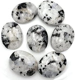 Karma Gems – pierre-lune-arc-en-ciel utile pour Reiki et détente quotidienne.