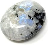 Karma Gems – pierre-lune-arc-en-ciel paume, énergie apaisante pour la méditation.