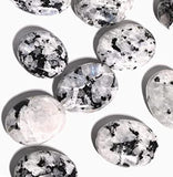 Karma Gems – pierre-lune-arc-en-ciel petit format, prise en main confortable.