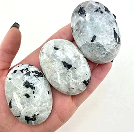 Karma Gems – pierre-lune-arc-en-ciel équilibre des chakras pendant les rituels.