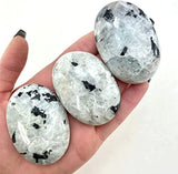 Karma Gems – pierre-lune-arc-en-ciel équilibre des chakras pendant les rituels.