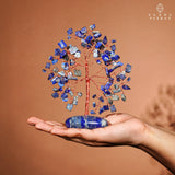 KARMAPLEDGE Vue rapprochée du travail artisanal et des perles bleues.