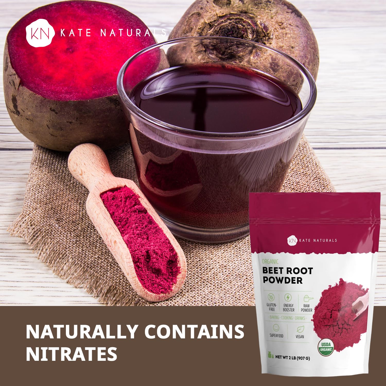 Versement de Kate Naturals poudre de betterave dans un verre, couleur naturelle.