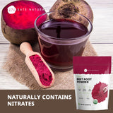 Versement de Kate Naturals poudre de betterave dans un verre, couleur naturelle.