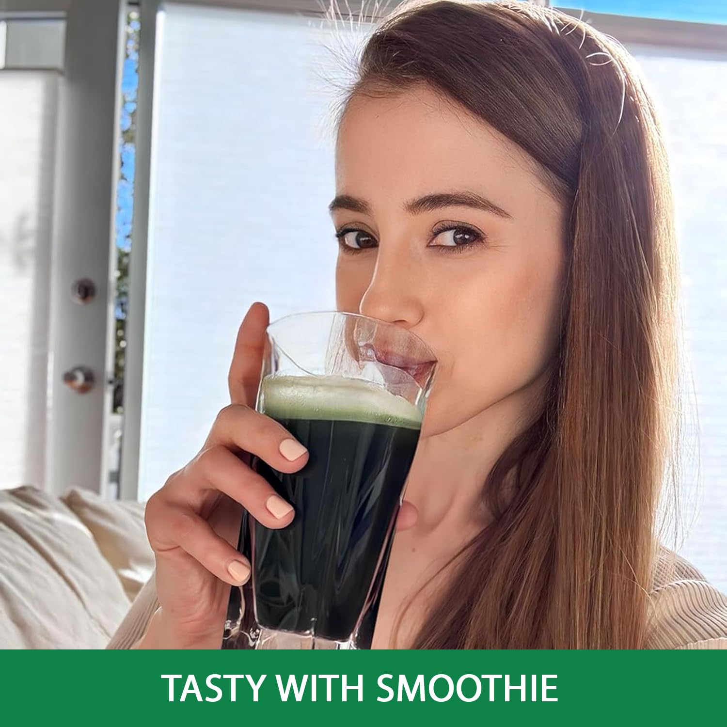 Poudre spiruline bio Kate Naturals intégrée à des jus pour une énergie naturelle.