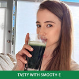 Poudre spiruline bio Kate Naturals intégrée à des jus pour une énergie naturelle.
