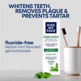 Dentifrice Kiss My Face gel triple action prévient le tartre et nettoie en douceur.