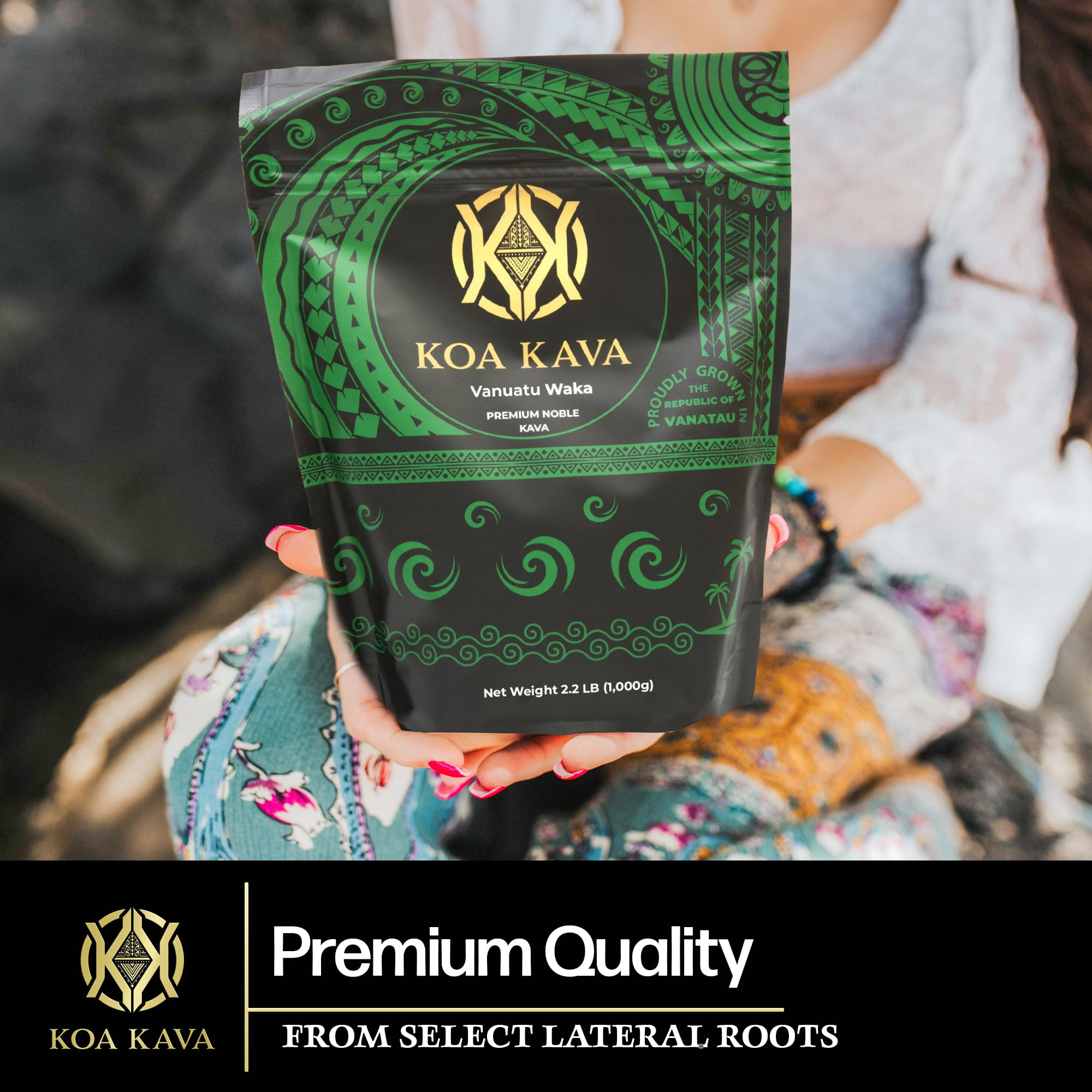 Cuillère mesure Koa Kava à côté de la poudre