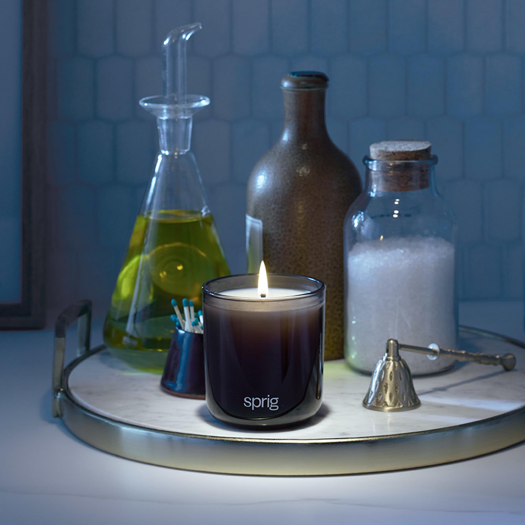 Ambiance salon apaisante avec Sprig Kohler et parfum frais.