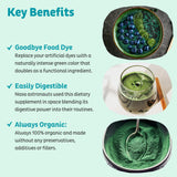 Préparation smoothie avec KOS Spiruline en poudre, boost nutritionnel naturel.