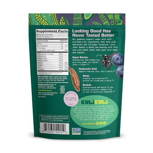 Main tenant des gommes Kuli Kuli Super Gummies, plaisir quotidien pour la peau.