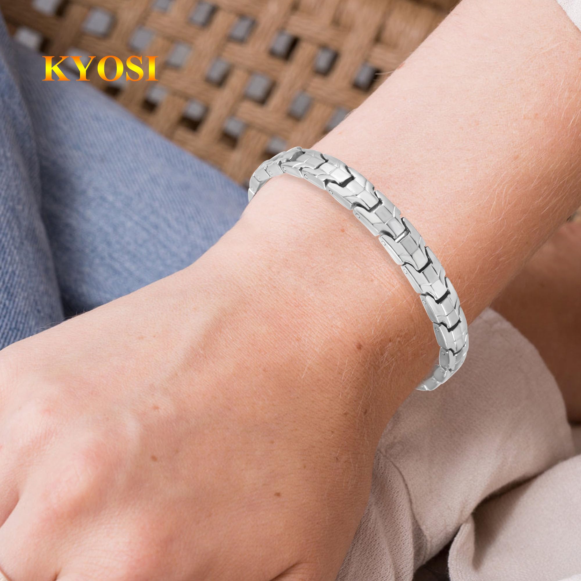 KYOSI bracelet emballé dans un emballage cadeau soigné, prêt à offrir.