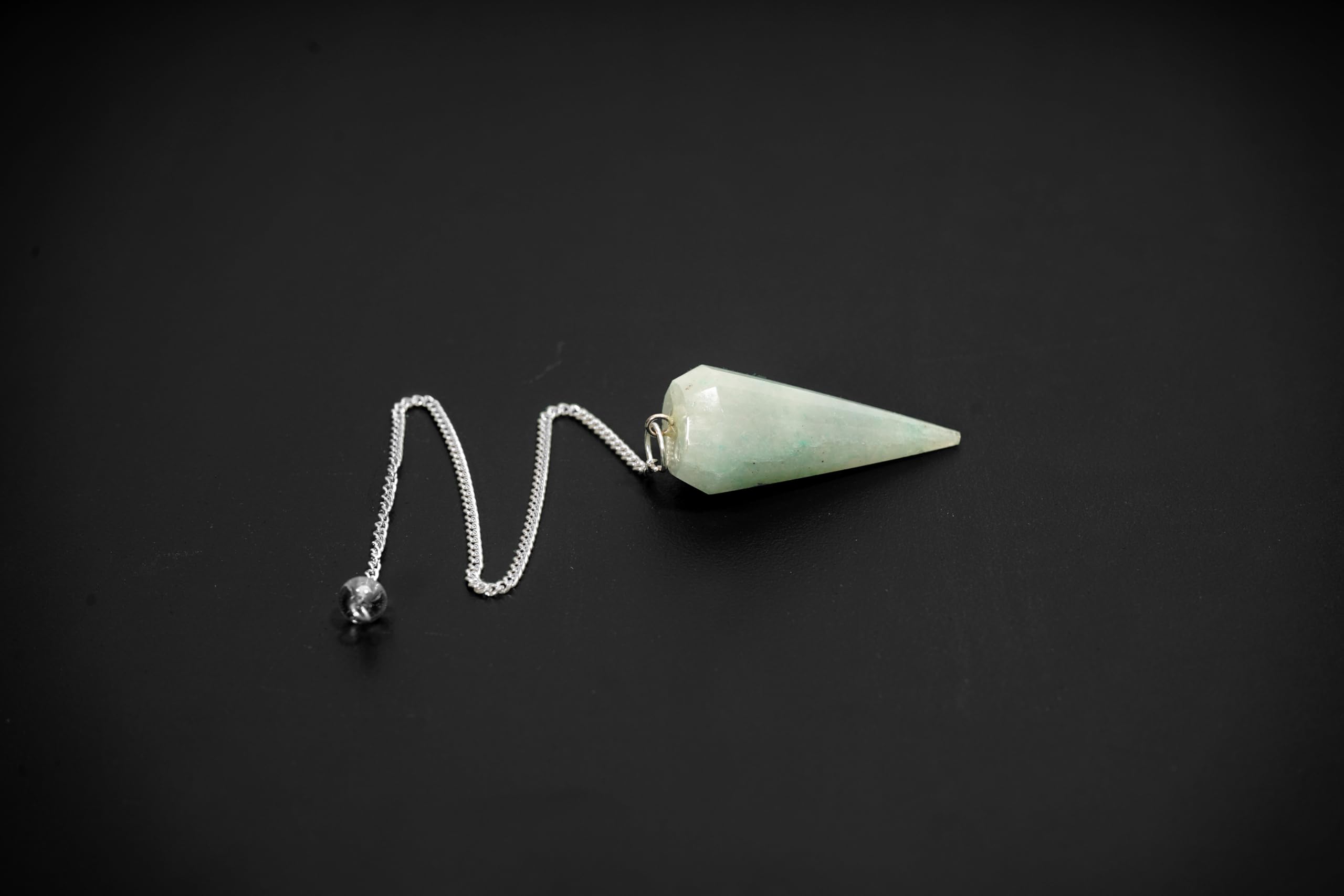Chaîne du pendule quartz vert L PEDRA & CRYSTAL, connexion fluide et tenue stable.