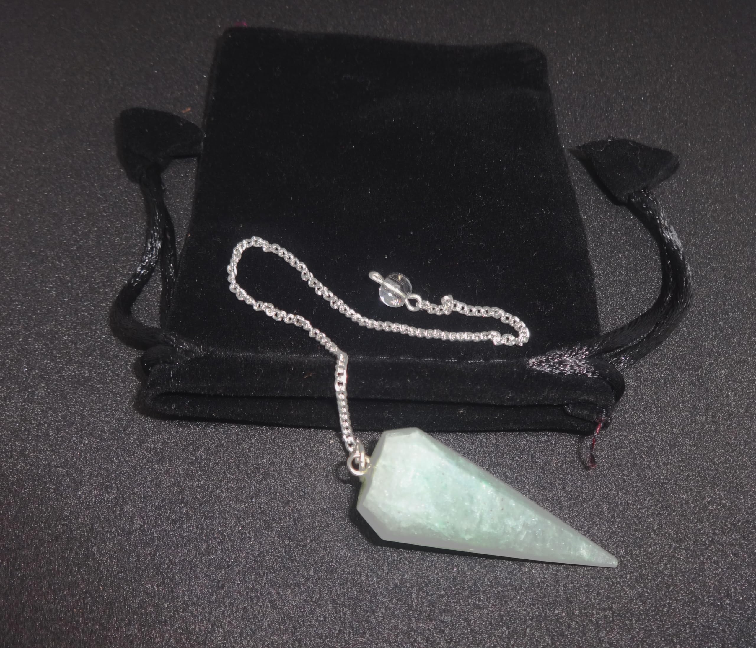 Détail du pendule quartz vert L PEDRA & CRYSTAL, montrant le travail minutieux et l'équilibre.