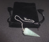 Détail du pendule quartz vert L PEDRA & CRYSTAL, montrant le travail minutieux et l'équilibre.