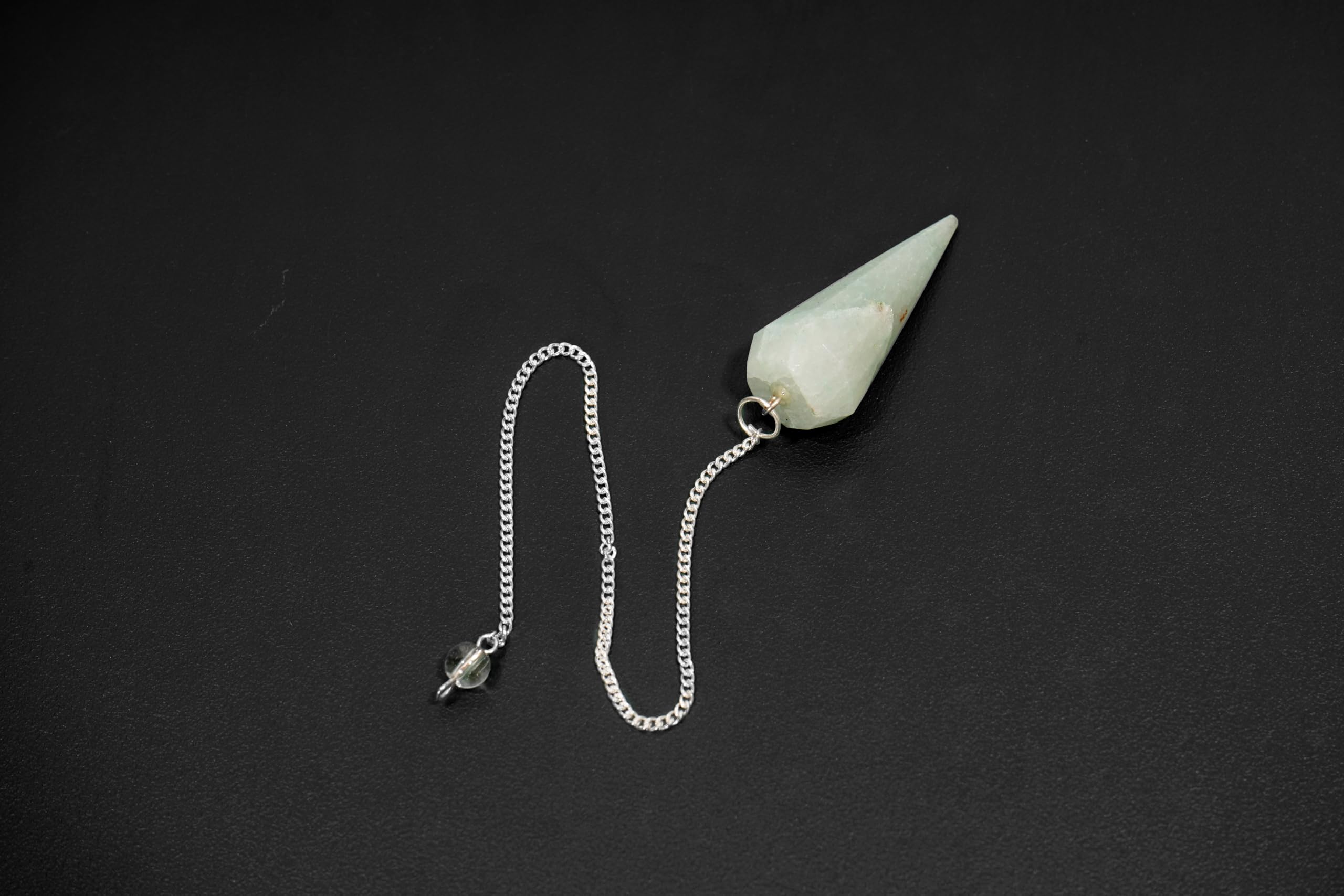 Énergie et pendule quartz vert L PEDRA & CRYSTAL, accompagner les séances d'exploration spirituelle.