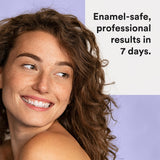 Application des bandes blanchiment La Bouche Natural sur les dents.