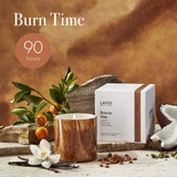 Lueur douce de la bougie allumée, combustion lente et propre.