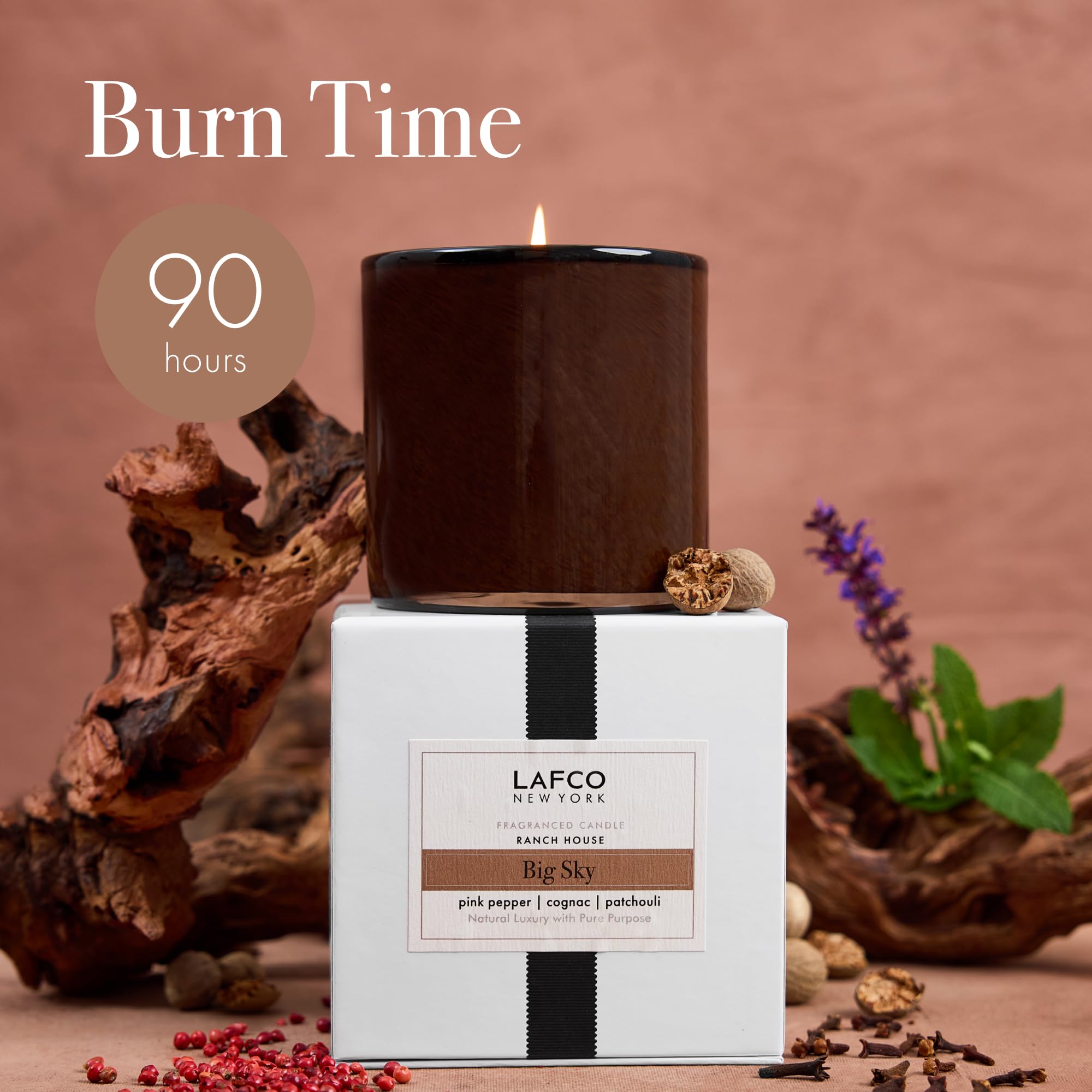 Notes aromatiques poivre rose et clou avec cognac et santal pour une atmosphère chaleureuse.