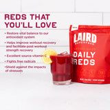 Laird Antioxident Daily Reds fruits rouges et carottes visibles, sources naturelles et appétissantes.