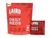 Laird Antioxident Daily Reds poudre dans son emballage, pratique pour transporter l'apport quotidien en fruits et légumes.