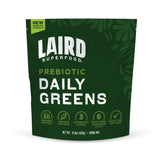 Poudre Laird Superfood Daily Greens dans sa boîte, prêt pour un apport nutritionnel pratique.