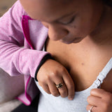Protection des vêtements avec Lansinoh et surface douce.