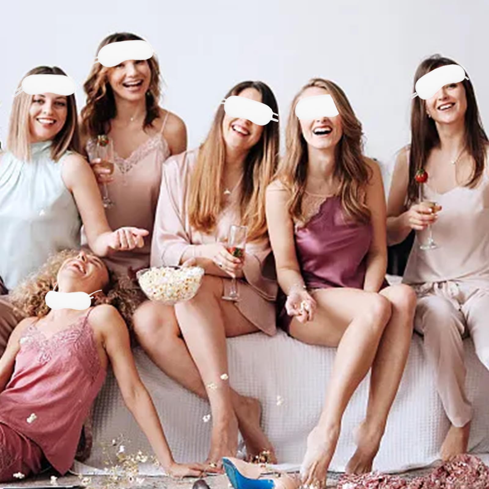 Décoration de fête avec personnalisation des masques grâce aux marqueurs.