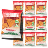 Chips protéinées Legendary Foods Pizza Party dans l'emballage, pratique pour le trajet.