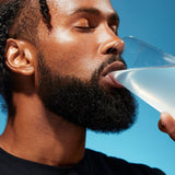 Liquid I.V. Mangue se mélange dans un verre d'eau pour une hydratation rapide