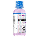Rincage bouche avec Listerine Total Care, haleine fraîche après utilisation.