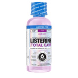 Étiquette sans alcool sur le flacon Listerine Total Care pour douceur d’usage.