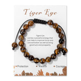 Lit Wall bracelet œil de tigre 8mm perles sur poignet, style chic et confiance en soi.