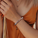 Bracelet Lit Wall porté sur le poignet, style polyvalent pour hommes et femmes.