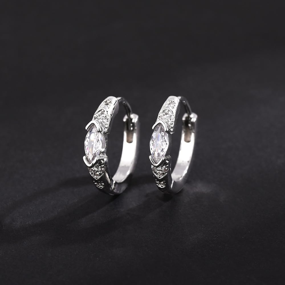LIU JUN Boucles Argent Reflet, finition lumineuse et élégante.
