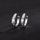 LIU JUN Boucles Argent Reflet, finition lumineuse et élégante.