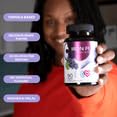 LIVS Fer Gummies : main prenant une gomme, pratique pour la routine santé.