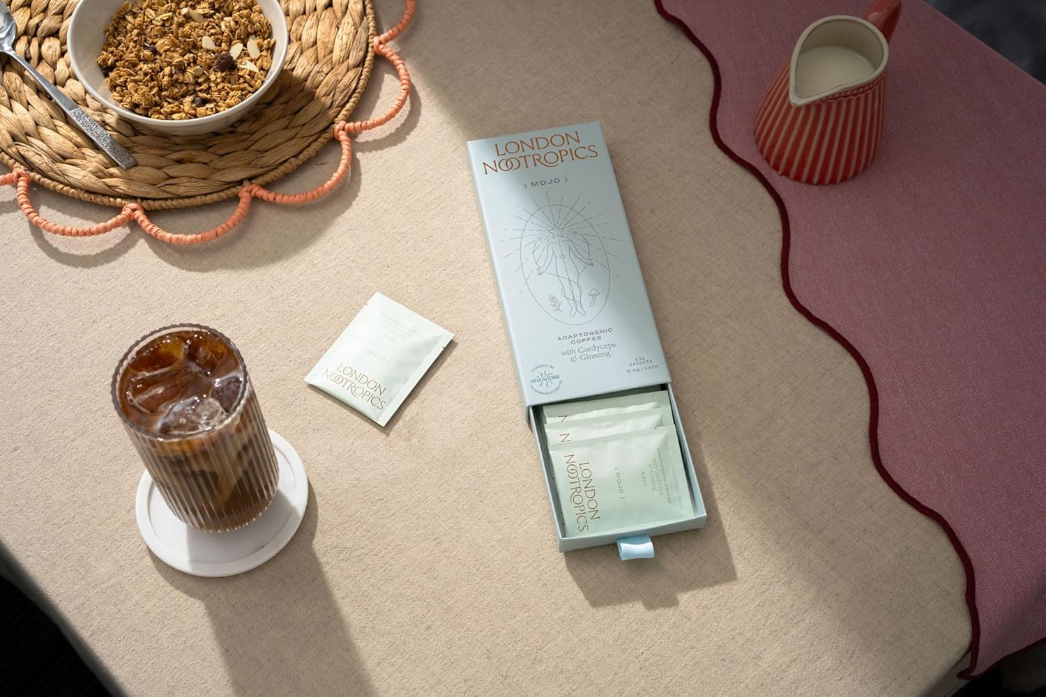 Cuillère doseuse Mojo montrant simplicité d'ajout au café quotidien