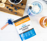 Poudre spiruline bleue Lone Star Botanicals dans boisson protéinée, effet visuel attrayant.