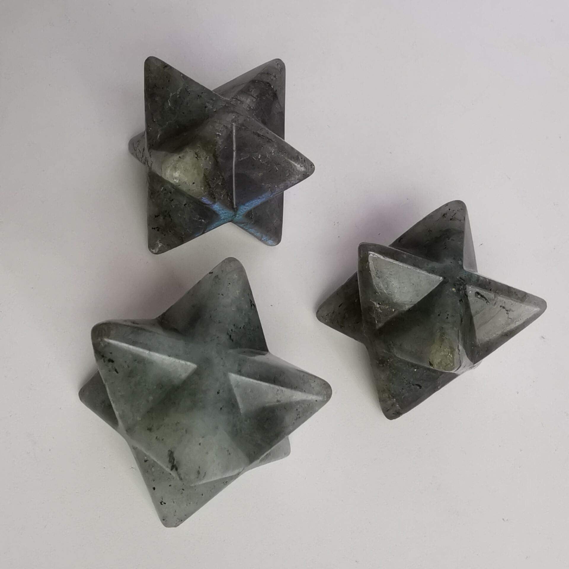 Loveliome sculpture-cristal Merkaba: détail sculpté pour méditation