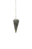 Pendule-labradorite-chaine par L PEDRA & CRYSTAL – manipulation fluide et énergie ciblée.