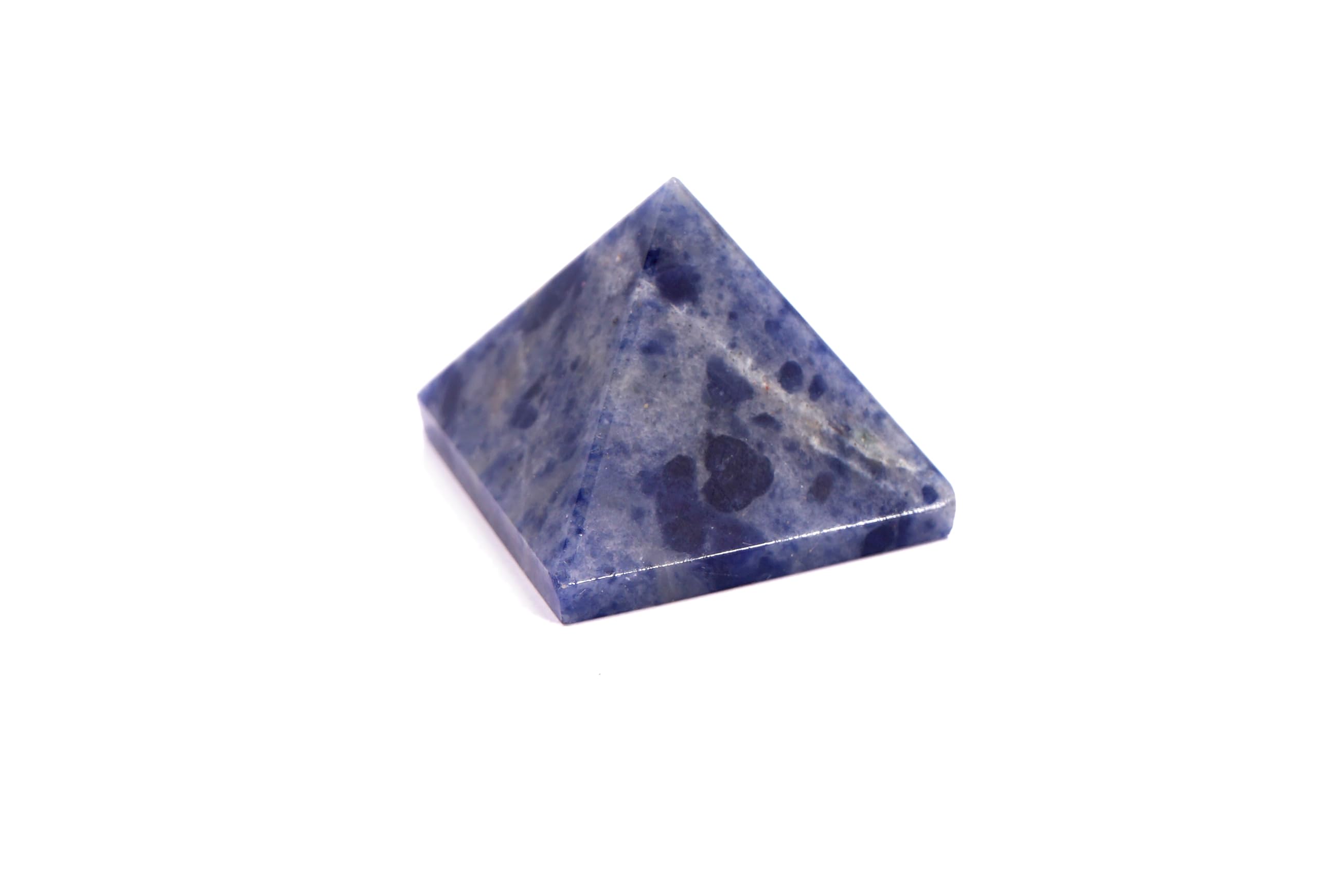 Pyramide L Pedra & Crystal sodalite sur bureau, touche naturelle et chic.
