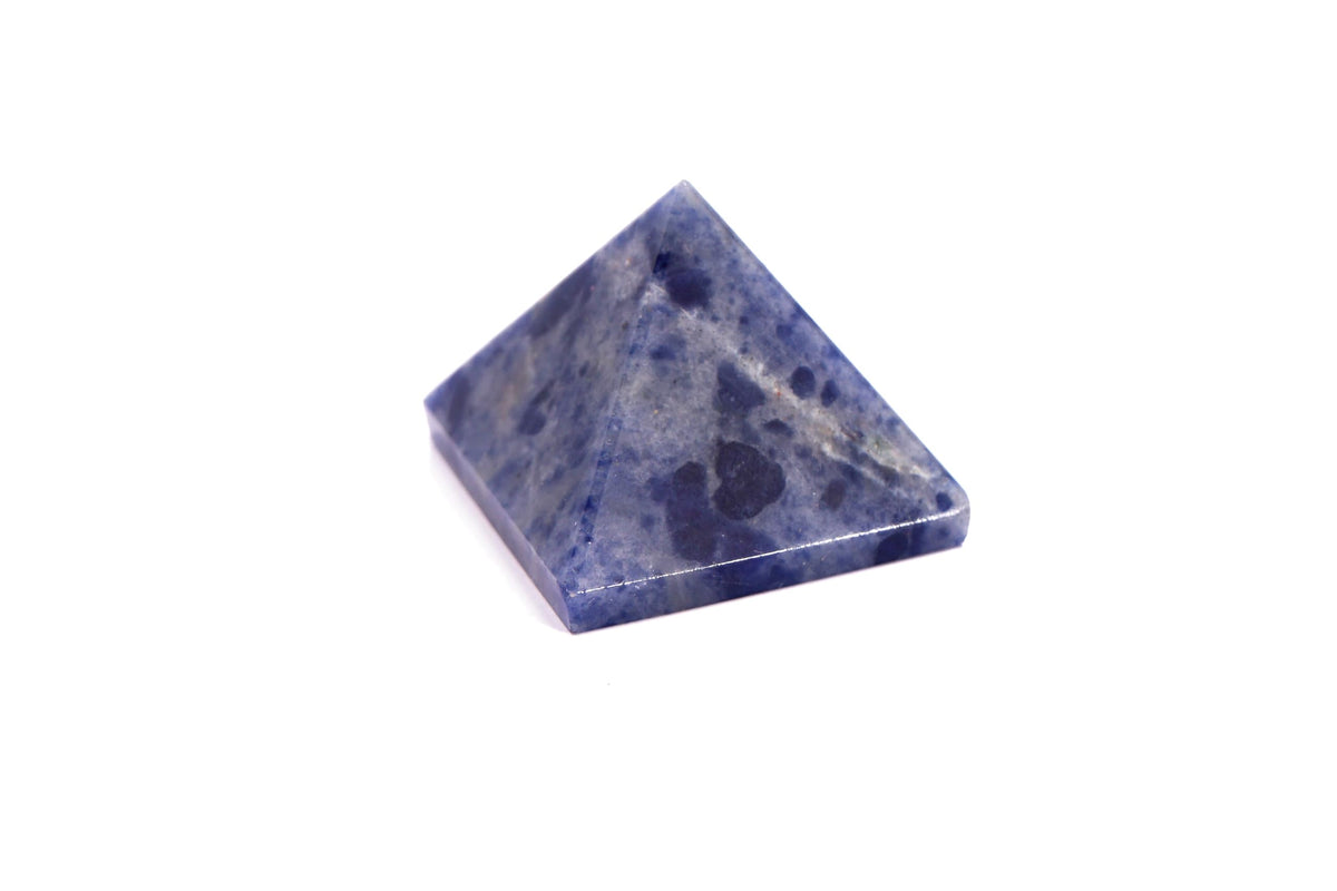 Pyramide L Pedra & Crystal sodalite sur bureau, touche naturelle et chic.